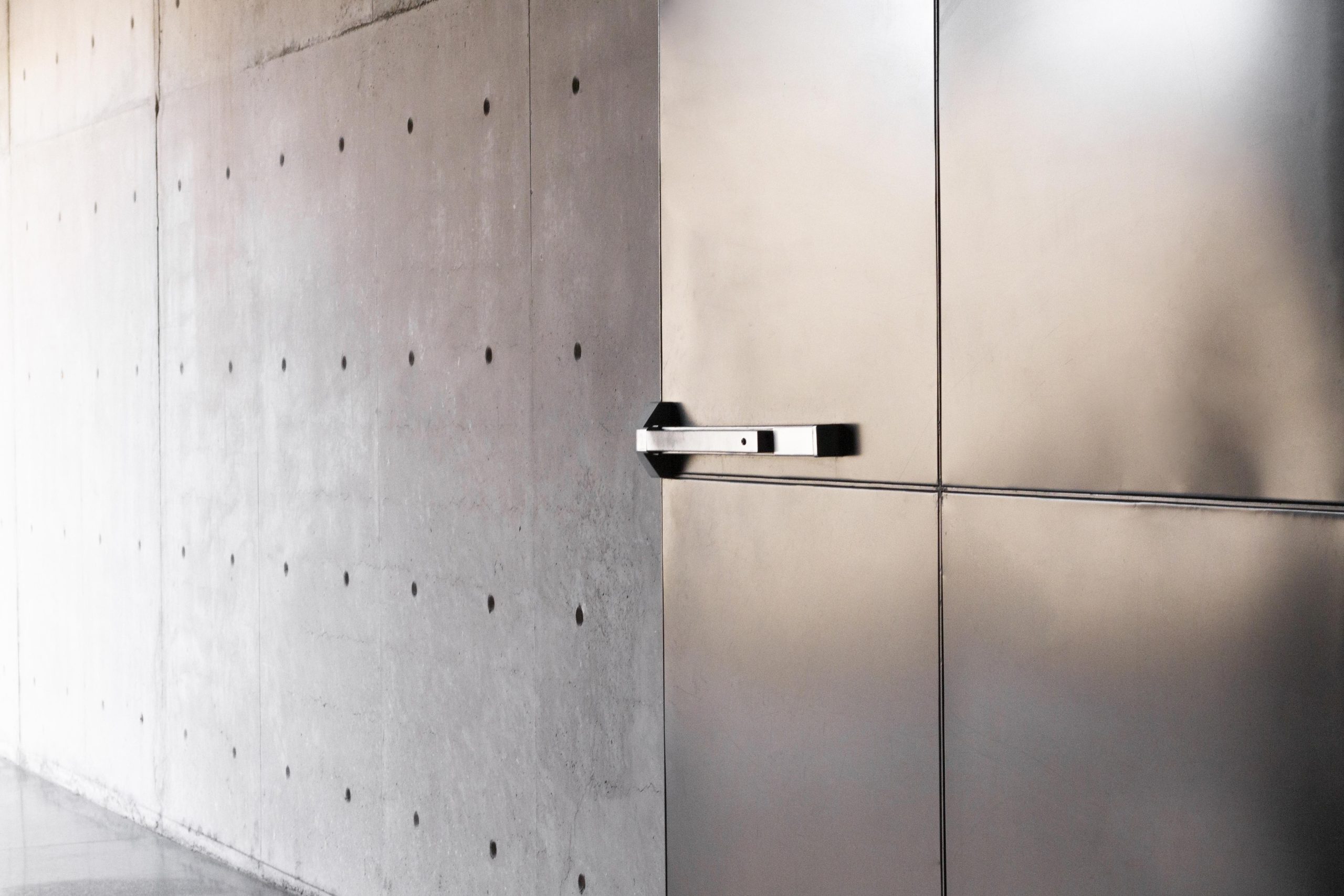 puerta-metalica-oxidada-con-fondo-de-manija